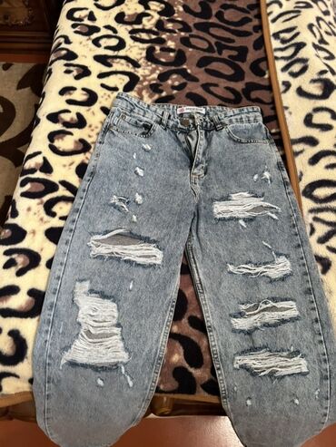 klassik koynekler: Məhsul: Cırıq detallı “mom fit” jeans şalvar - Parça: Orta açıq mavi