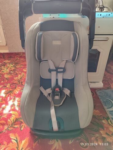 кресло для ребенка в машину: Автокресло, цвет - Голубой, Б/у