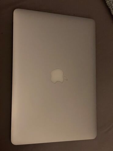 Računari, laptopovi i tableti: Prodajem mac book air 13 star je 3 godine slabo je koristen ima malu