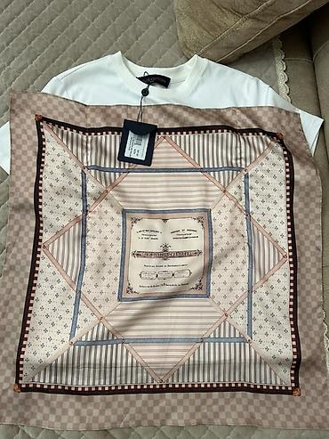paltar alan: Louis Vuitton köynək - Material: 100% ipək (etiketli) Etiketi — 2