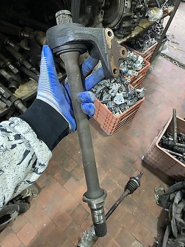 Приводной вал с промежуточной опорой в сборе. Деталь включает: -