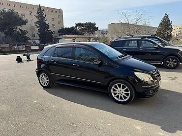 mersedes b klass: Mercedes-Benz B-Class, qara rəng, 5 qapılı kompakt minivan/hetçbek — 2