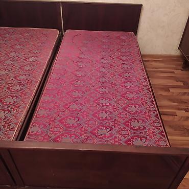дерево: Односпальная кровать с матрасом. 
Очень прочные. 
Дерево — 2