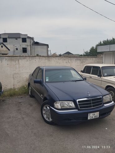 mersedes vita: Mercedes-Benz 220: 2.2 l | 1997 il Sedan