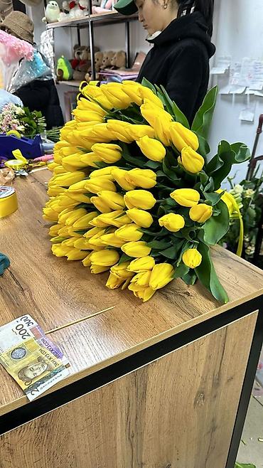 Букеты из живых цветов: Тюльпаны срезанные — букетные сборки. - Варианты окраски: насыщенный — 14