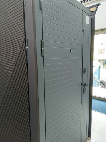top qapı: Bina və ya ofis üçün nəzərdə tutulmuş boz rəngli metal qapı. Üfüqi