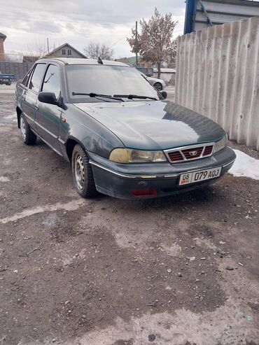 домкрат воздушный: Седан Daewoo Nexia темного цвета с задним спойлером. Оборудован