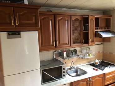 Köhnə tikili: Kiraye verilir otaq yoldasi lazimdi 2 nefer adam basi 200: 3 otaqlı — 2