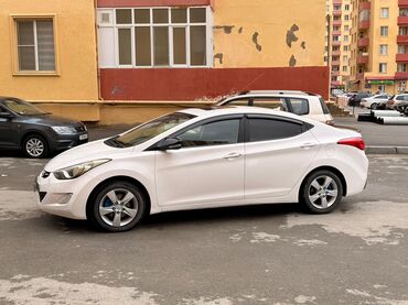 Hyundai: Hyundai Elantra sedan, ağ rəng, 5 yerlik, şəhər və tras üçün əlverişli — 4