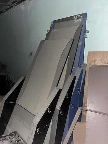 Торговое оборудование: Продаю зеркало От парихмахерской ESTEL есть немного трещины каждые по — 2
