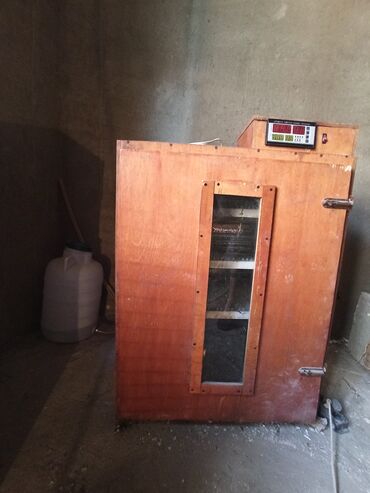 qab qaşıq: Inkubator satılır.500 ə yaxın tutumu var.Az da qoyula bilər