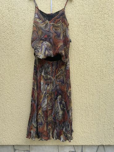 suknja: Velicina 40, hplisirana suknja duzine 88cm sa obimom struka 84-88cm