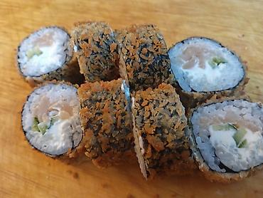 Готовые блюда, кулинария: Сеты роллов и суши - Классические и запечённые роллы: с лососем — 6