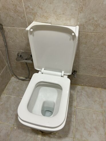 Duş başlıqları: Unitaz yepyenidir iki eded var biri 55
