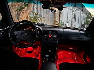 audi a8: Mercedes-Benz C-Class: 1.8 l | 1998 il Sedan — 4