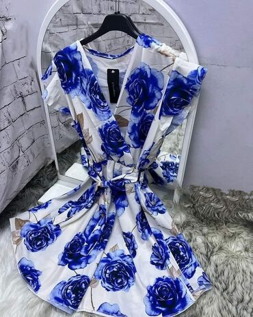 oprema za butik: Prelepa leprsava cvetna haljina 
NOVO