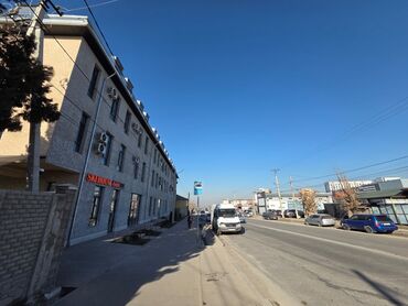 Офисы: Сдаю Офис, 21 м², В бизнес центре, С видом на горы, 1 линия, С оборудованием — 8