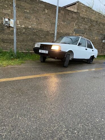 changan uni v: Arxa ötürücülü, ağ rəngli sedan. 4 qapılı kuzov, qara rəngli bamperlər