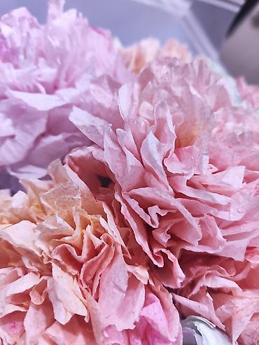 чайные розы: Букет ручной работы из Гвоздик(диантус)🌺🪷💐из гофрированной бумаги в — 4