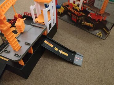 Igračke: Prodajem rasklopivu javnu garazu, u dobrom stanju, velicine 27 x — 9