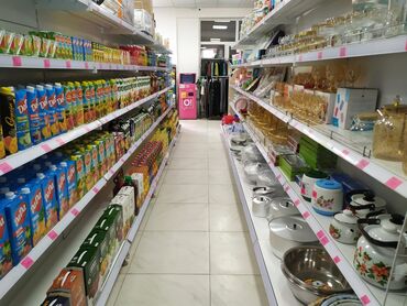 вместе дешевле: Уютный продуктовый магазин предлагает широкий ассортимент товаров для