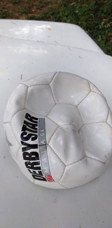 Rekviziti za vežbanje: Lopte za fudbal br.5: Umbro, Derbi i Adidas i druge vest — 1