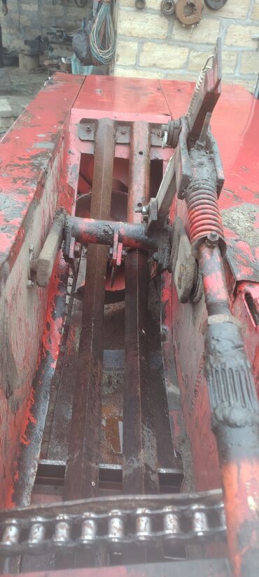 Pres bağlayanlar: Kənd təsərrüfatı üçün saman/ot presləyən pres-podborşik (kvadrat balya — 2