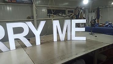 подсветка для ног: Световые объемные буквы «MARRY ME» - Комплект из отдельных напольных — 3