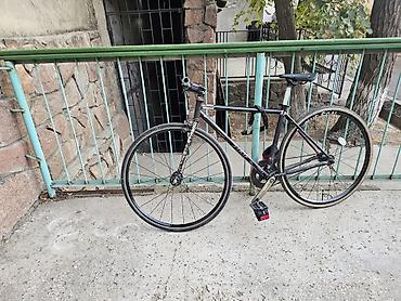 Фикс-байк (fixed gear) на стальном шоссейном/трековом каркасе. -