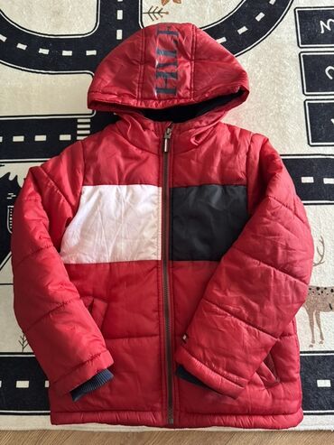 детское зимнее пальто: Детская куртка-пуховик Tommy Hilfiger в красно-бело-черном цветовом