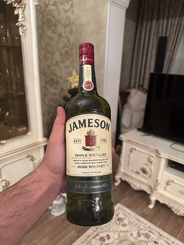 içki: Jameson Orginaldir. Duty free malidir. 1 litrdir . Bos bos adamlar