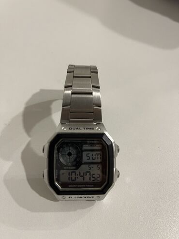skmei часы: Продаю часы новые в плёнке, электронные, цвет титановый, цена 1000 сом