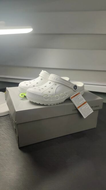 черные брючные классические шорты: Сабо, 36, Crocs, Новый, цвет - Белый, Платная доставка