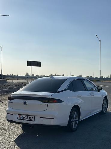 айнек стекло: GAC Aion S — электрический седан белого цвета. SOH 91 Запас хода с — 6