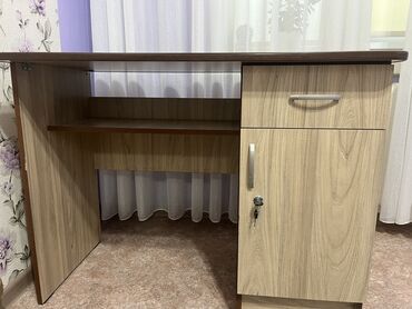 злом замков: Рабочий столик ! Продаем за 3000сом . Состояние хорошее . Полки все