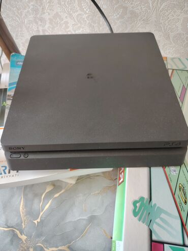 Kompüter, noutbuk və planşetlər: Ps 4 slim 1 tb Əla veziyetdedi, 3 gun əvvəl açdim servisde