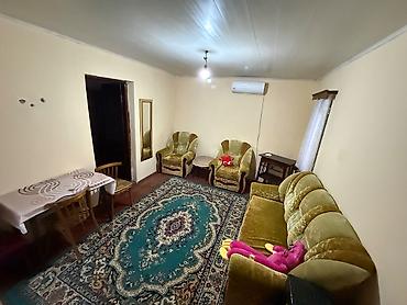 kiraye ev ecemide: 2 otaqlı həyət evi – tam mebellə - Geniş və işıqlı zal: divan, 2 — 5