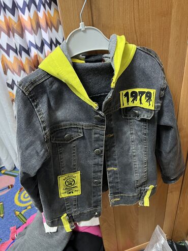 куртка джинсовая: Продается турецкая джинсовая куртка на мальчика 5-6 лет в идеальном