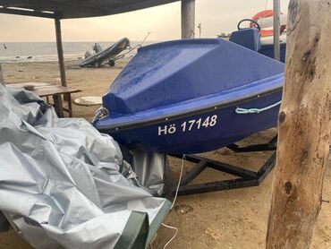 su çəni qoşqu: Bu göy rəngli qayıq, dayanıqlı materialdan hazırlanıb və müxtəlif su