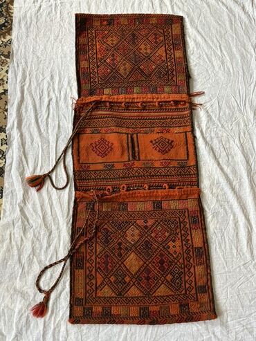 Bu əl işi toxunma XURCUN.İki ədəd kiçik cibə və bağlama üçün iplərə