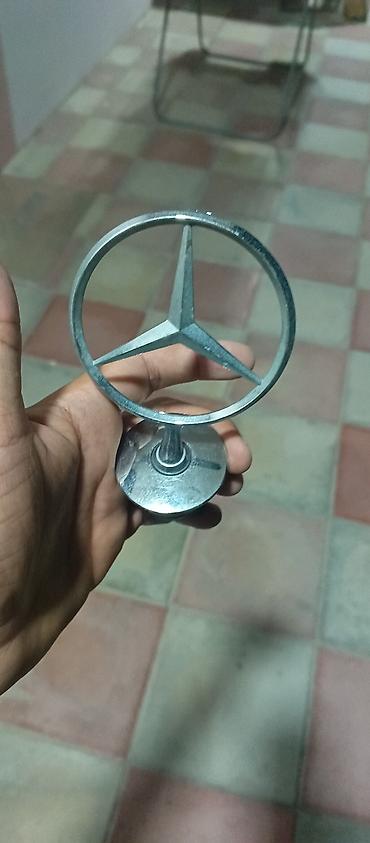 w210 diskleri: Mercedes-Benz kapot emblemi - Klassik üçşaxəli ulduz dizaynı, dairəvi — 2