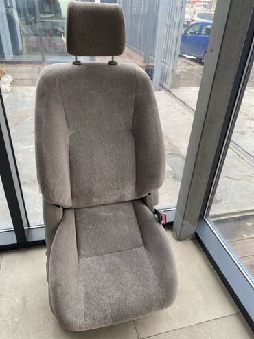 стул с подлокотником: Переднее сиденье, Toyota