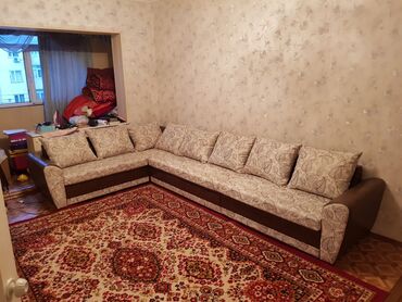старые диваны на пружинах: Угловой диван, цвет - Бежевый, Б/у
