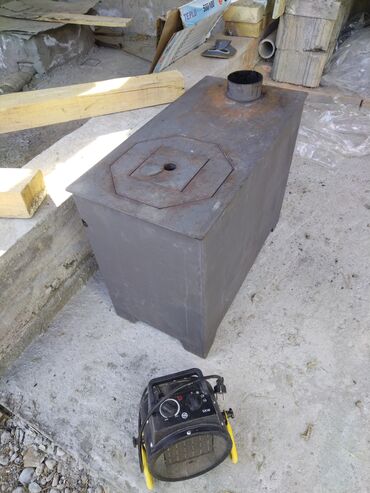 красивый письменный стол: Металлическая печь-буржуйка для дров/твердого топлива. - Корпус из