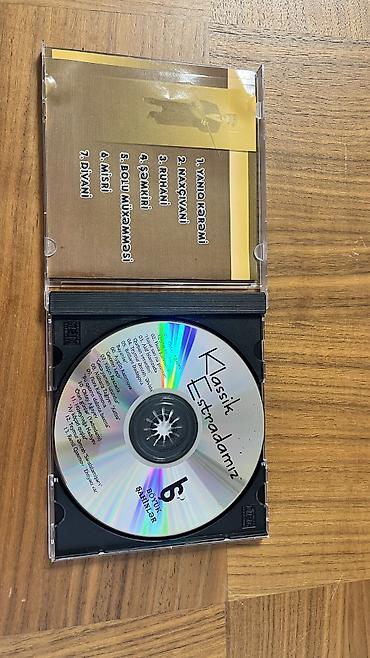 kaset: Məhsul: Azərbaycan musiqisinə aid audio CD-lər toplusu bir ededi 4 azn — 2