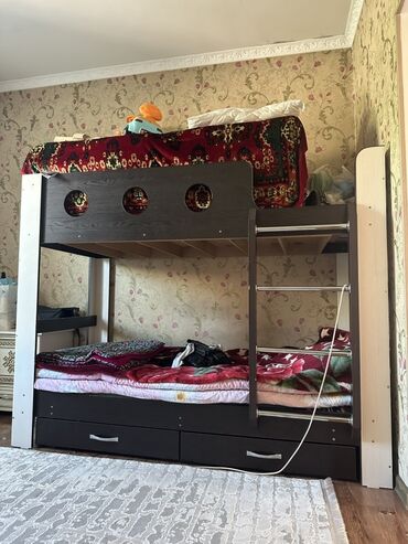Двухъярусные детские кровати: Двухъярусная детская кровать, Б/у, ЛДСП, цвет - Коричневый