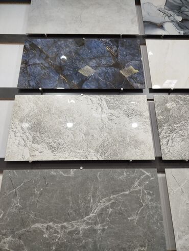 otağ qapları: Mərmər görünümlü keramika plitələri – iri ölçülü dekorativ divar və