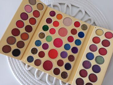 ženski kompleti pantalone i sako: Paleta senki za oci
61 boja
Odlicna pigmentacija