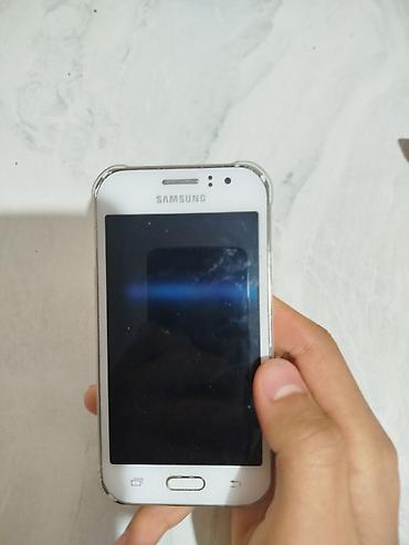 Смартфон Samsung (серия Galaxy, компактный корпус белого цвета)