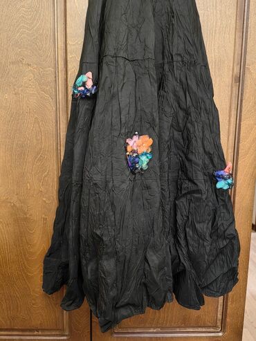 шелковое платье черное: Коройское вечернее платье . 42-44 размер. одевала 2 раза . идеальное